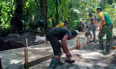 Satgas Yonarmed Kostrad Bersama Warga Allang Asaude Bangun Jalan