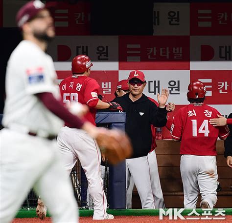 이숭용 감독 ‘최정과 이지영 좋았어 Mk포토