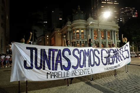 Manifestantes Protestam Na Cinel Ndia Contra Pl Que Equipara Aborto A