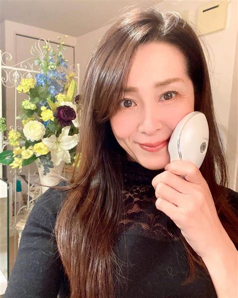 Atsukoさんのインスタグラム写真 Atsukoinstagram「1秒に32個売れた 美のカリスマ Ikkoさん初プロデュース美顔器を Getしたけど凄い ️ Beauty