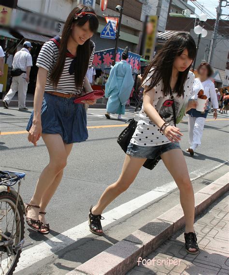 【街撮りjc画像】ショートパンツ姿で街行く少女の綺麗な生脚がたまらん