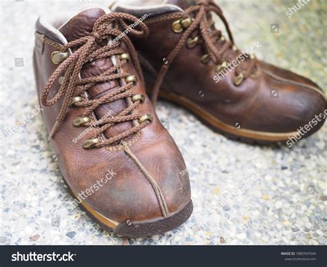 405 Split toe shoes Images, Stock Photos & Vectors | Shutterstock