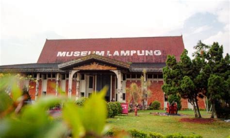 Gambar Koleksi Isi Museum Lampung Harga Tiket Masuk Sejarah Karya