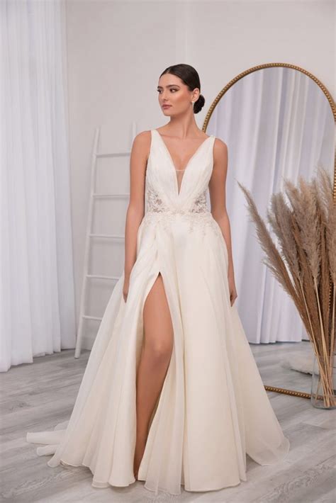 10 Wedding Dress Trends Perfect For Your 2022 Or 2023 Wedding Laura And Leigh Bridal