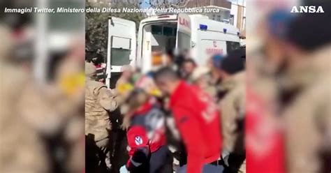 Terremoto In Turchia Salvata Una Bambina Di Sei Anni Rimasta Sotto