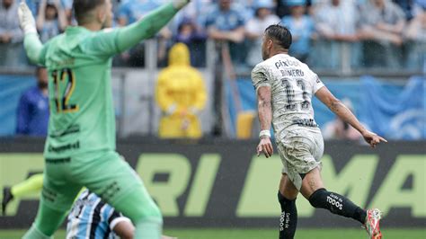 Corinthians vence fora segura Grêmio na briga pelo título e respira