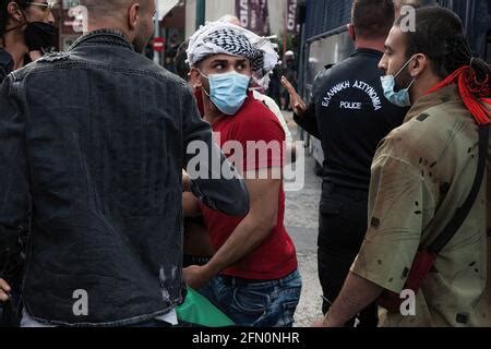 Manifestantes De Varios Grupos Chocan Entre S Durante Una Protesta