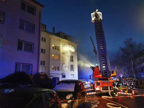 Köln Feuerwehr rettet zehn Menschen aus brennendem Haus