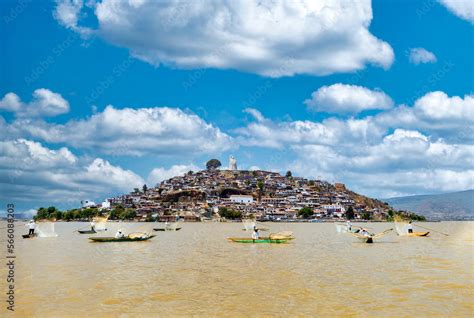 Janitzio Isla En El Lago De Patzcuaro Un Lugar Turistico Stock Photo