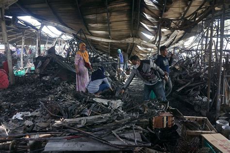 Foto Potret Pilu Pedagang Pasca Relokasi Pasar Johar Semarang Hangus