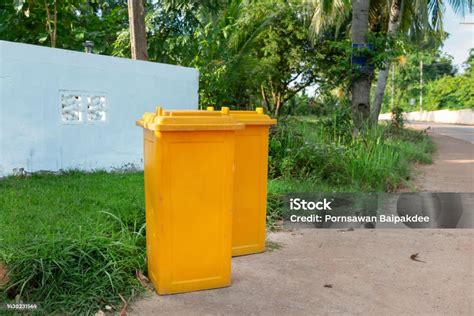 Tong Sampah Kuning Terletak Di Taman Tempat Sampah Kuning Di Pinggir