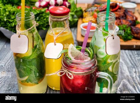 Botellas de limonada o mojito casero con limón lima y menta refresco