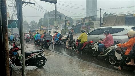 Hujan Deras Jalan RS Fatmawati Raya Jakarta Selatan Macet