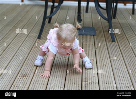 Blonde Petite fille debout concept de première fois premières étapes étapes étapes