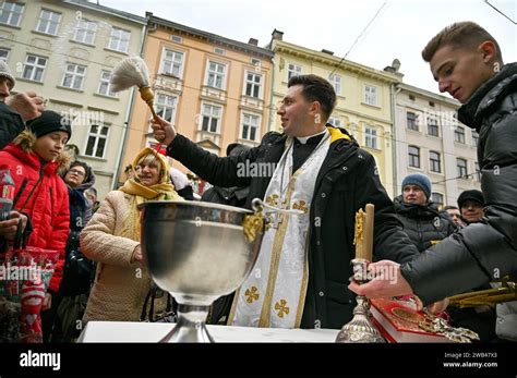 No Exclusivo Lviv Ucrania De Enero De Un Sacerdote Bendice