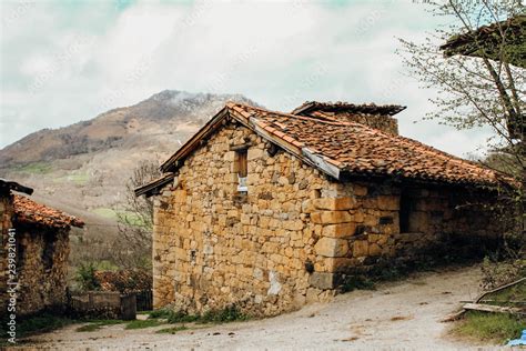 Casas De Piedra Antiguas En Un Pueblo Peque O En La Sierra Stock Photo