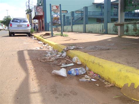 O PROBLEMA É NOSSO Vereador reclama da falta de limpeza nas ruas de