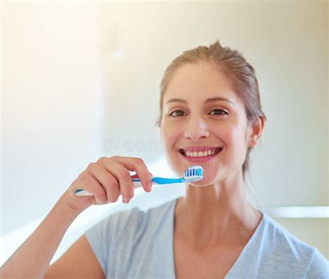 Pour Un Sourire Plus Blanc Et Plus Lumineux Portrait D Une Jeune Femme