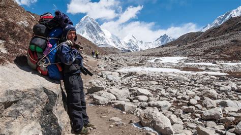 Los Sherpas Quieren Aprovechar El Cierre Del Everest Para Limpiarlo