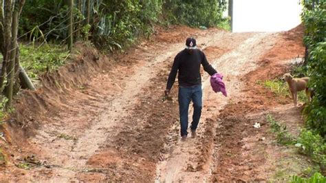 Famílias ficam ilhadas em rua coberta de lama em Vila Velha ES