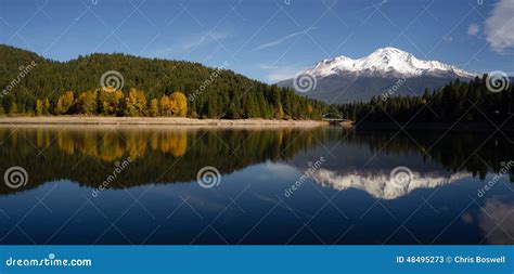 Mt Shasta Reflection Mountain Lake Modest Bridge California Стоковое