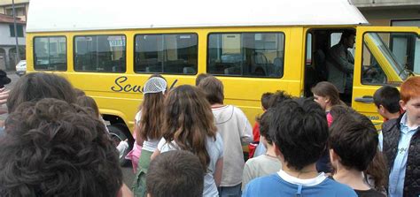 Scontro Tra Auto E Scuolabus Con Bimbi A Bordo