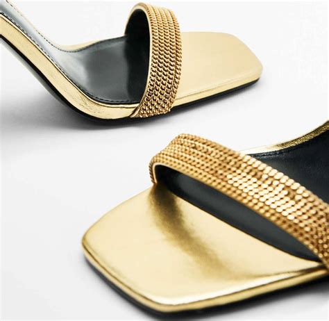 Estas Sandalias De Lujo Con Cadenas De Oro De Massimo Dutti Están Al