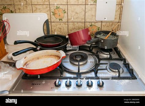 Una Cocina Sucia Con Ollas Y Sartenes Usadas Y Sucias Sobre Una Cocina