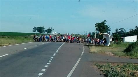 Grupo De 200 Integrantes Do MST Faz Protesto E Coloca Pneus Em Rodovia