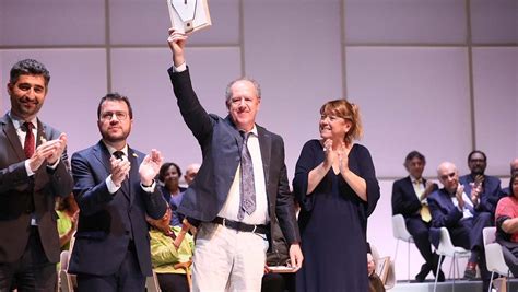 El Pintor Muralista Josep Minguell Recull La Creu De Sant Jordi Nova