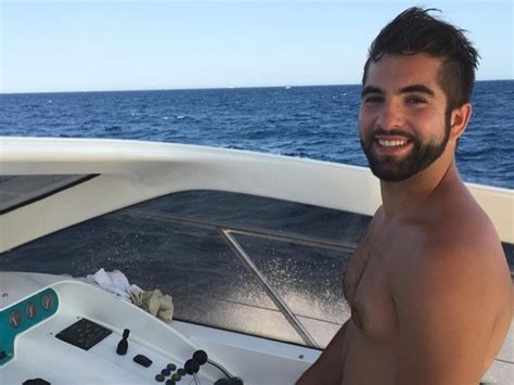 Kendji Girac torse nu et très sexy en vacances sur son bateau