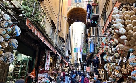 Napoli San Gregorio Armeno Tornano I Mercatini Di Natale Dopo Un Anno