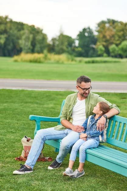 Disparo Lentgh Completo De Feliz Joven Padre Y Su Linda Hijita Hablando