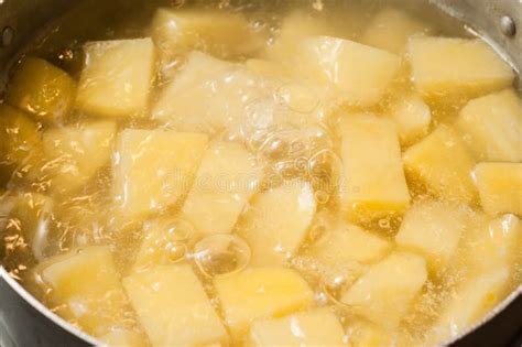 Eau Bouillante Et Le Processus De Faire La Purée De Pommes De Terre