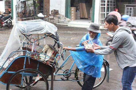 Komunitas Sedekaholic Bagikan Ratusan Nasi Bungkus Pada Orang Yang