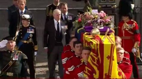 Funérailles d Elizabeth II le cercueil de la reine quitte l abbaye de