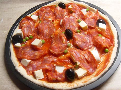 PIZZA CON SALAME PISELLI E OLIVE Ricetta Lievitati