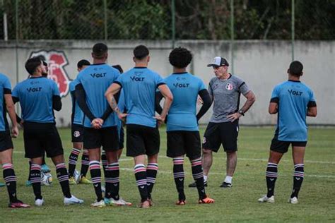 Itamar Schulle avalia cenários de clássicos do Santa contra Sport e