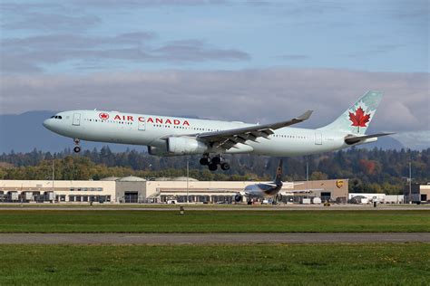 Air Canada C GHKX Arriving 26R YVR Scott McGeachy Flickr