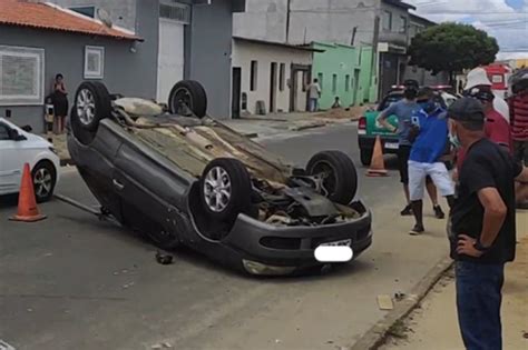 Conquista Vídeo mostra acidente carro que capotou no Bairro Brasil