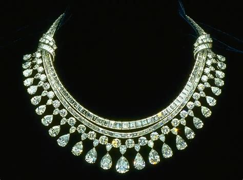 La Historia De Los Collares De Diamantes