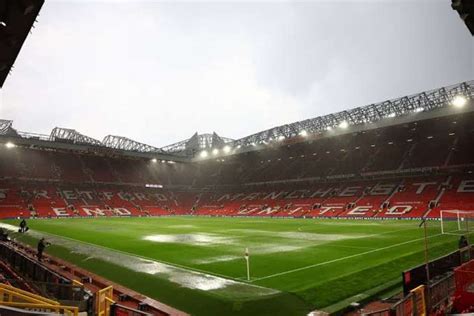 Viral Stadion Old Trafford Bocor Dan Diserbu Hama Tikus