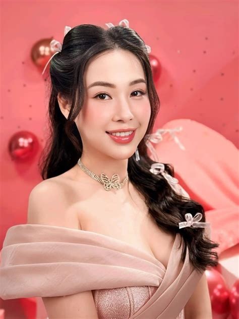 Chân dung nữ MC xinh đẹp tại liveshow của Tuấn Hưng Duy Mạnh là ai