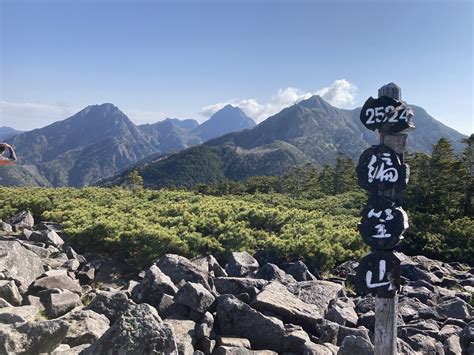 観音平から編笠山・初めて西岳 八ヶ岳（赤岳・硫黄岳・天狗岳）の写真14枚目 編笠山山頂到着。奥に阿弥陀と赤岳、手前に Yamap