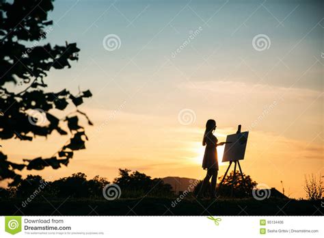 Silueta De Una Muchacha La Muchacha Del Blonde Pinta Una Pintura En La Lona Con La Ayuda De Las