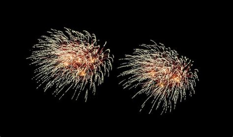 Explosi N De Fuegos Artificiales Rojos Y Amarillos En El Cielo Nocturno