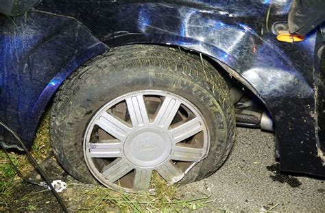 Auto Berschl Gt Sich Nach Reifenplatzer Eine Schwerverletzte