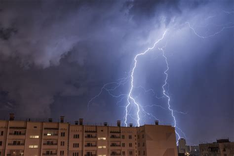 Uwaga na trudne warunki pogodowe Nadchodzą burze z gradem IMGW