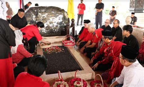 Ganjar Pranowo Dan Mahfud Md Ziarah Ke Makam Soekarno Menghormati