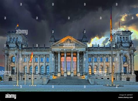 Der Reichstag In Berlin Gewitterwolken Am Frühen Morgen Bei